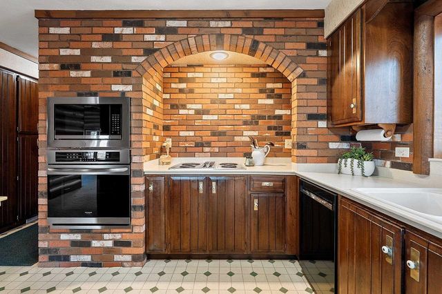 11 BREYERWOOD COURT, Hortonville, WI 54944