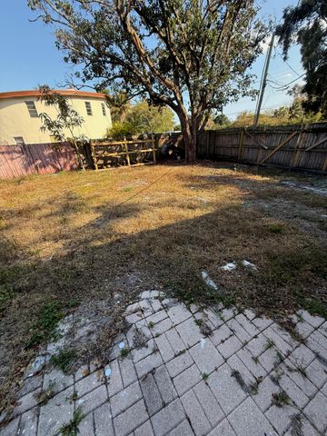 5163 Club Rd, West Palm Beach, FL 33415