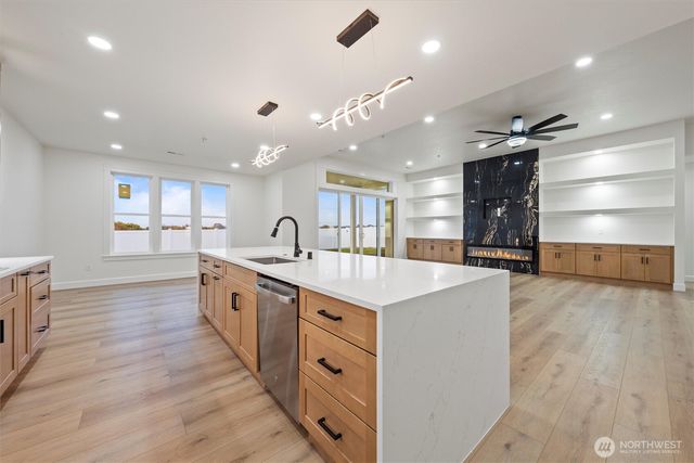 7838 NE Blue Jay Dr, Moses Lake, WA 98837