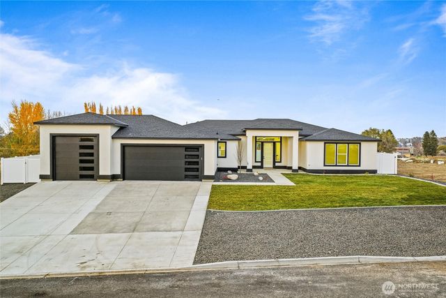 7838 NE Blue Jay Dr, Moses Lake, WA 98837