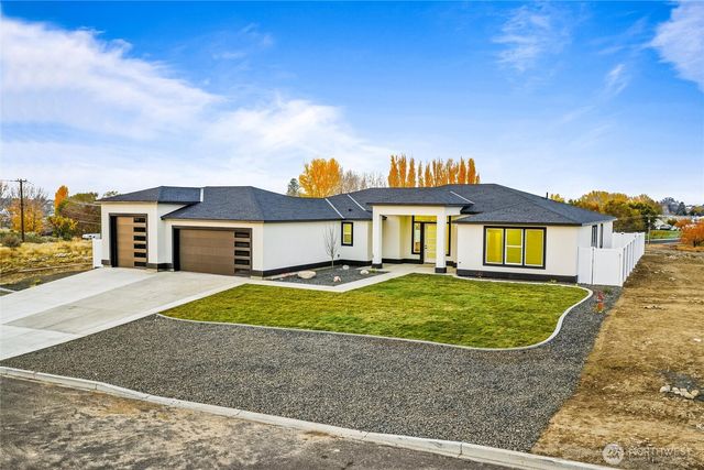 7838 NE Blue Jay Dr, Moses Lake, WA 98837