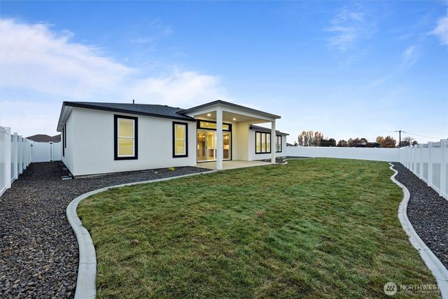 7838 NE Blue Jay Dr, Moses Lake, WA 98837