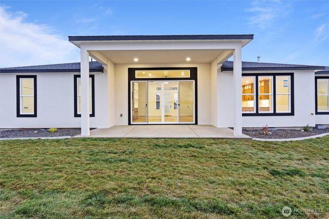 7838 NE Blue Jay Dr, Moses Lake, WA 98837