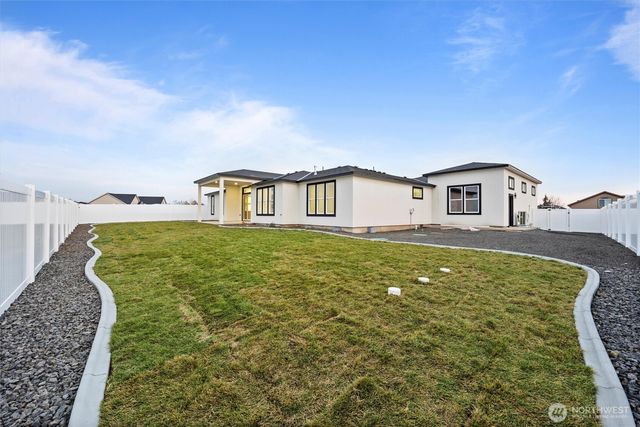 7838 NE Blue Jay Dr, Moses Lake, WA 98837