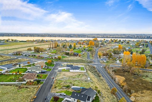 7838 NE Blue Jay Dr, Moses Lake, WA 98837