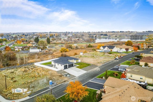 7838 NE Blue Jay Dr, Moses Lake, WA 98837