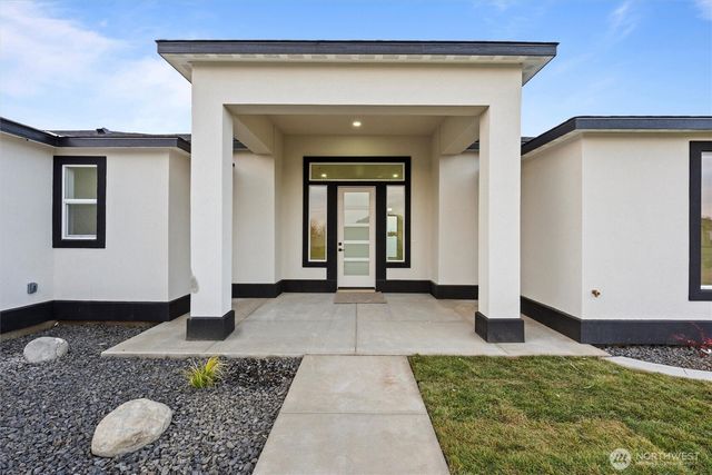 7838 NE Blue Jay Dr, Moses Lake, WA 98837