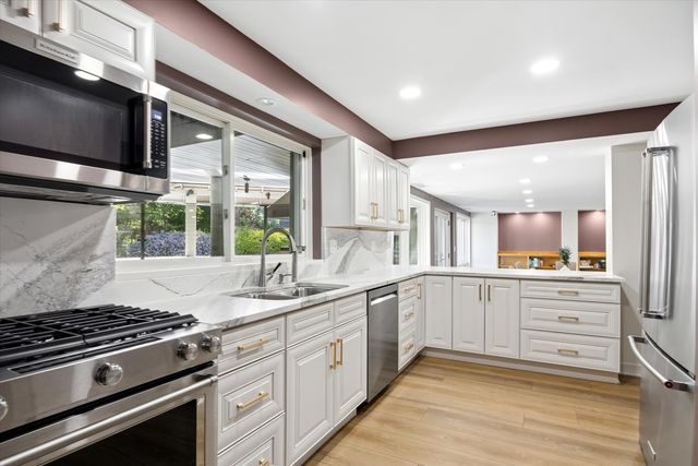 125 Circle Ridge Drive, Burr Ridge, IL 60527