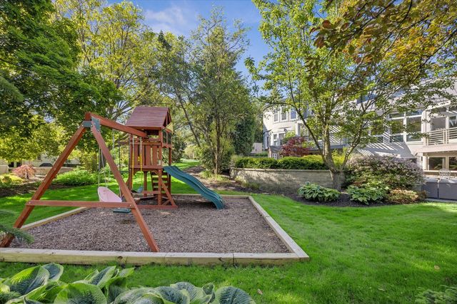 125 Circle Ridge Drive, Burr Ridge, IL 60527