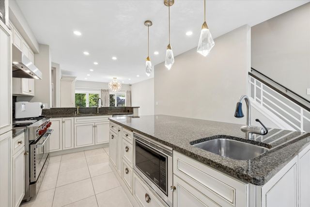 125 Circle Ridge Drive, Burr Ridge, IL 60527