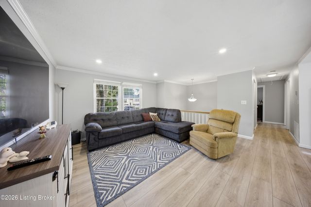 8811 Running Fox Cir, Louisville, KY 40291