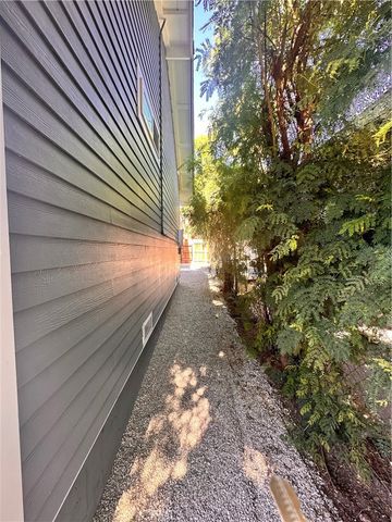 211 E Walnut 1, Monrovia, CA 91016