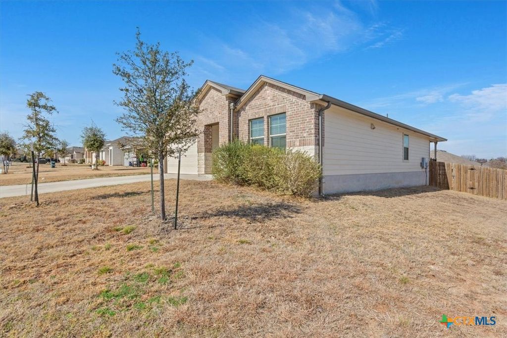 Image 3 of property listing at 300 Jacquard Court, Troy, TX 76579