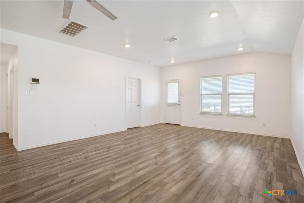 Image 5 of property listing at 300 Jacquard Court, Troy, TX 76579