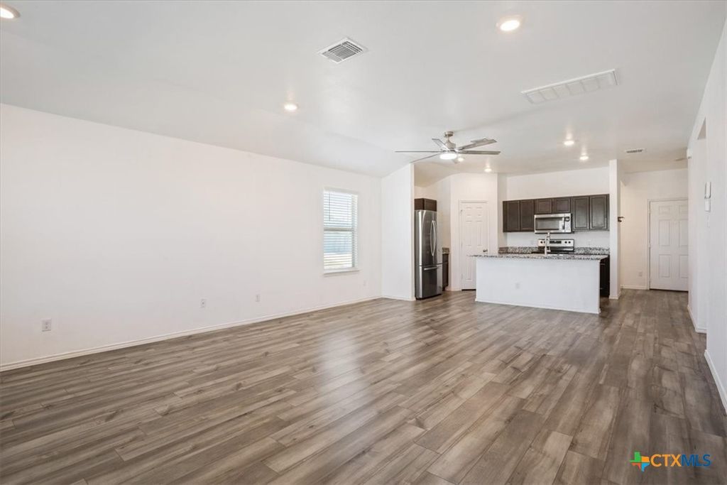 Image 7 of property listing at 300 Jacquard Court, Troy, TX 76579