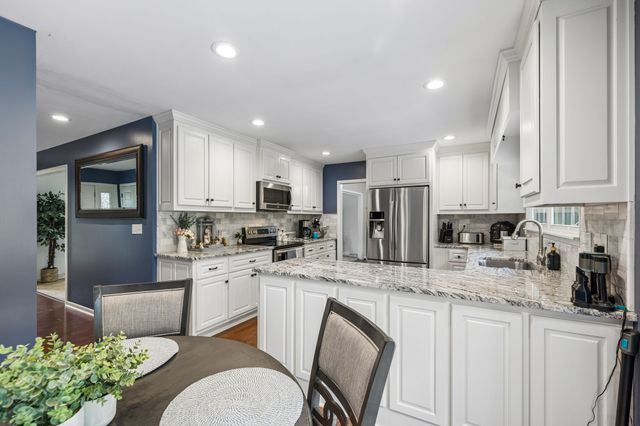 220 Lakewood Dr, Tullahoma, TN 37388