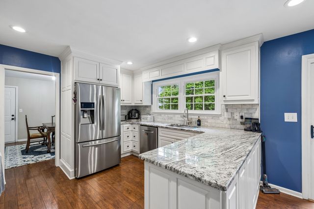 220 Lakewood Dr, Tullahoma, TN 37388