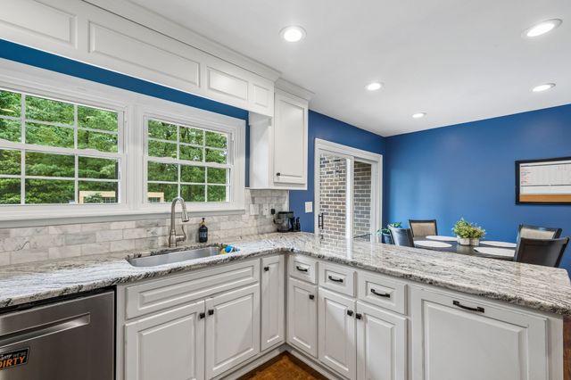 220 Lakewood Dr, Tullahoma, TN 37388