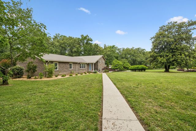 220 Lakewood Dr, Tullahoma, TN 37388
