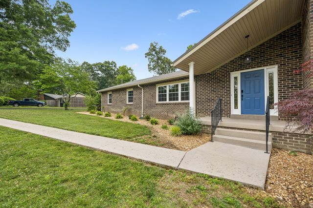 220 Lakewood Dr, Tullahoma, TN 37388