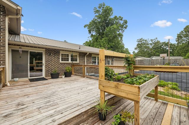 220 Lakewood Dr, Tullahoma, TN 37388