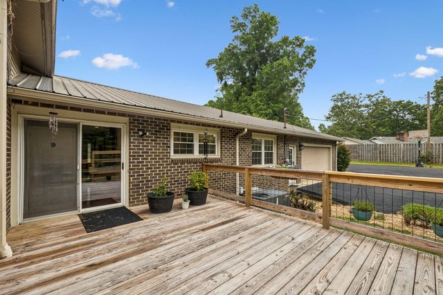220 Lakewood Dr, Tullahoma, TN 37388