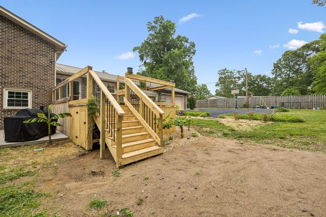 220 Lakewood Dr, Tullahoma, TN 37388