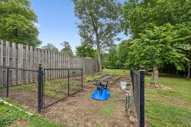 220 Lakewood Dr, Tullahoma, TN 37388