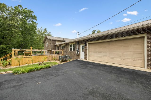 220 Lakewood Dr, Tullahoma, TN 37388