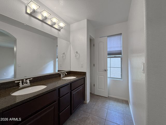 3721 E KERRY Lane, Phoenix, AZ 85050
