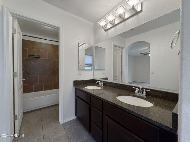 3721 E KERRY Lane, Phoenix, AZ 85050