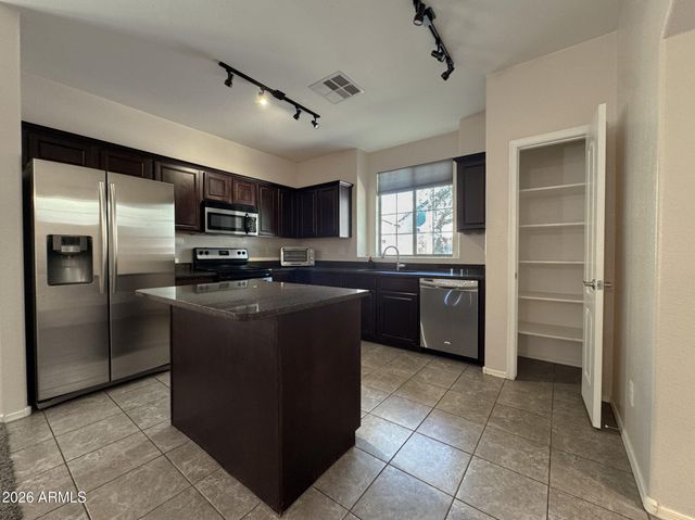 3721 E KERRY Lane, Phoenix, AZ 85050