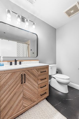 833 W 15th Place 311, Chicago, IL 60608