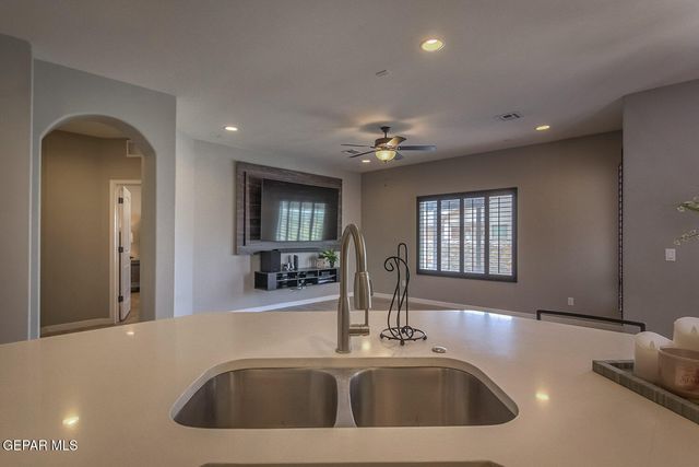 841 BRONZE HILL Avenue, Santa Teresa, NM 88008