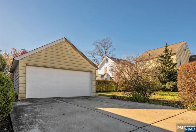 671 Chestnut Avenue, Teaneck, NJ 07666