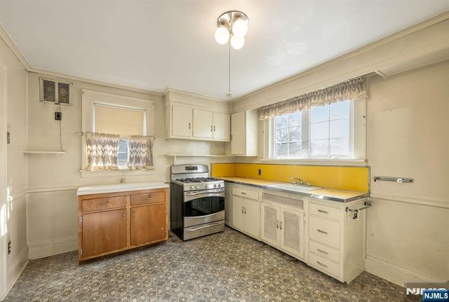 671 Chestnut Avenue, Teaneck, NJ 07666