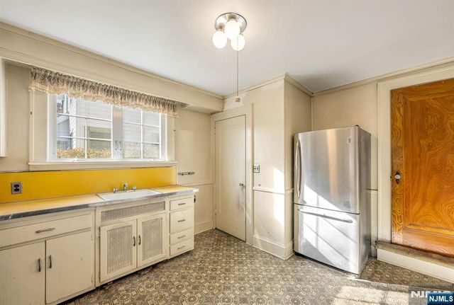 671 Chestnut Avenue, Teaneck, NJ 07666