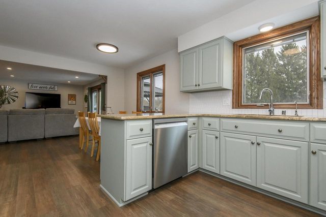 S36W28308 Quail RUN, Waukesha, WI 53189