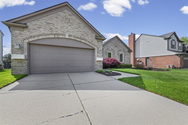 821 Huntington Drive, South Lyon, MI 48178