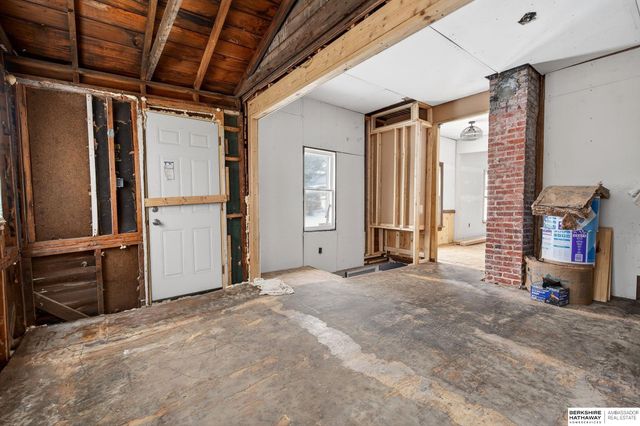 5609 S 52 Street, Omaha, NE 68117