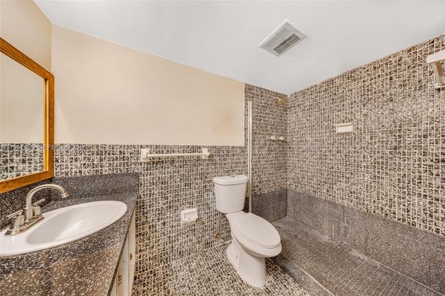 1750 NE 191st St 326-4, Miami, FL 33179