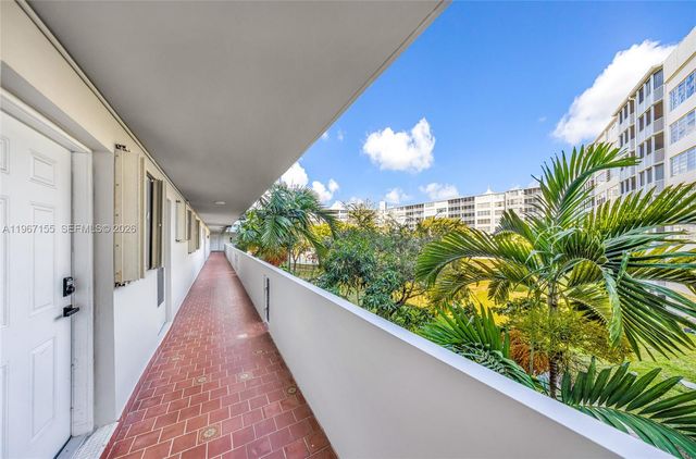 1750 NE 191st St 326-4, Miami, FL 33179