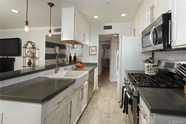 18640 Collins Street 116, Tarzana, CA 91356