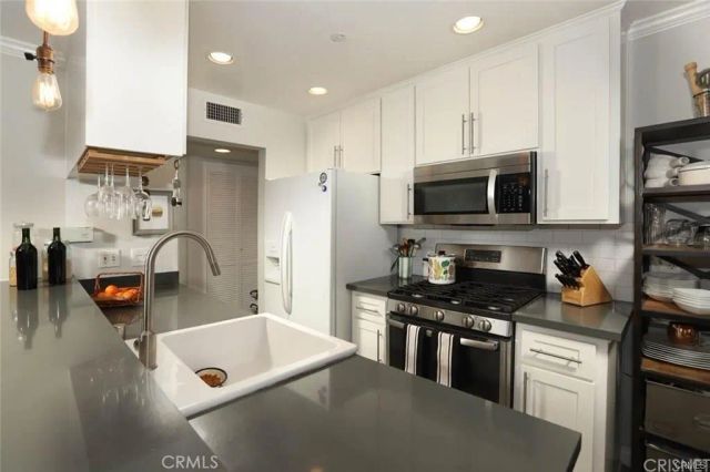 18640 Collins Street 116, Tarzana, CA 91356
