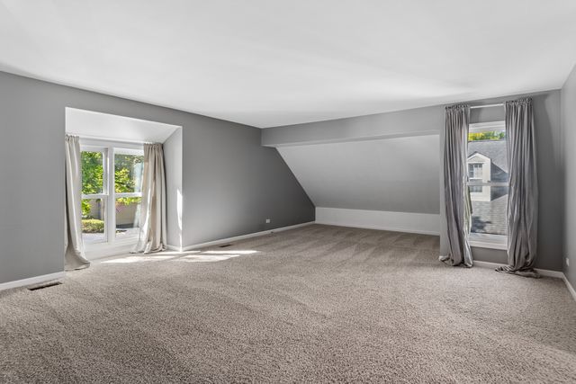 52 Whittington Course, St. Charles, IL 60174