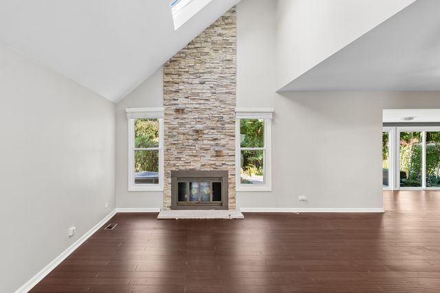 52 Whittington Course, St. Charles, IL 60174