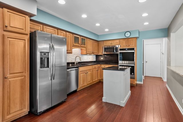 52 Whittington Course, St. Charles, IL 60174