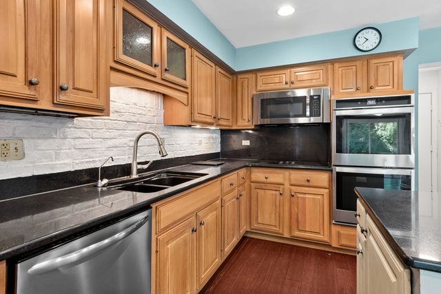 52 Whittington Course, St. Charles, IL 60174