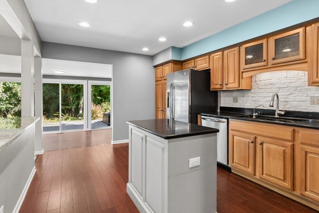 52 Whittington Course, St. Charles, IL 60174