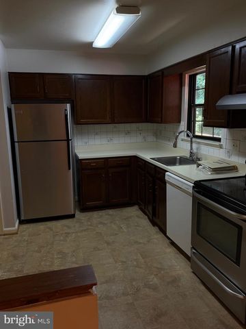 5904 ROBERTS COMMON CT, Burke, VA 22015